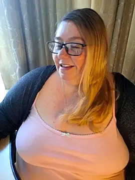 Snapshot of Iceprincess2bad4u chatting on 05/16/26, 05:39 Iceprincess2bad4u online show from 05/16/26, 05:39