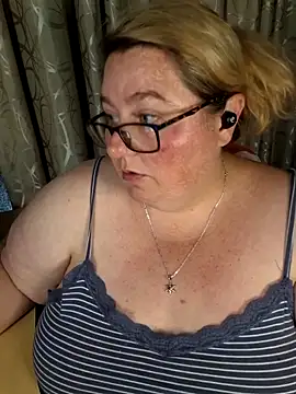 Snapshot of Iceprincess2bad4u chatting on 04/19/26, 06:10 Iceprincess2bad4u online show from 04/19/26, 06:10
