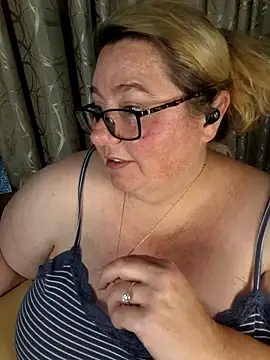 Snapshot of Iceprincess2bad4u chatting on 04/19/26, 05:47 Iceprincess2bad4u online show from 04/19/26, 05:47