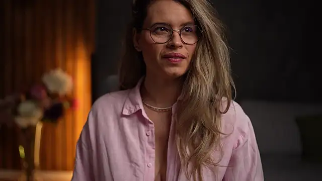 Snapshot of BrandyWhite chatting on 12/21/25, 04:58 BrandyWhite online show from 12/21/25, 04:58