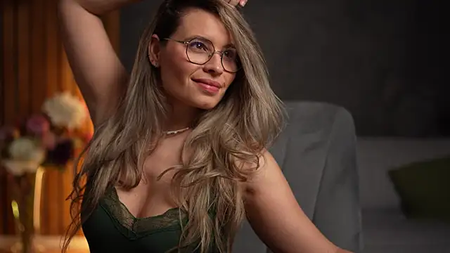 Snapshot of BrandyWhite chatting on 12/15/25, 05:35 BrandyWhite online show from 12/15/25, 05:35