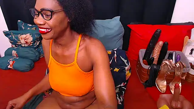 Snapshot of sexybootylicious chatting on 12/16/25, 05:44 sexybootylicious online show from 12/16/25, 05:44