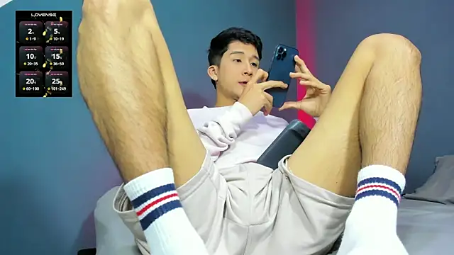 Snapshot of tom_Howard chatting on 12/06/24, 02:40 tom Howard online show from 12/06/24, 02:40