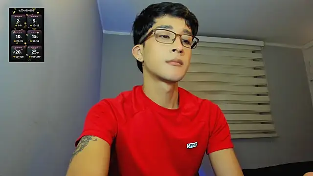 Snapshot of tom_Howard chatting on 10/17/25, 04:05 tom Howard online show from 10/17/25, 04:05