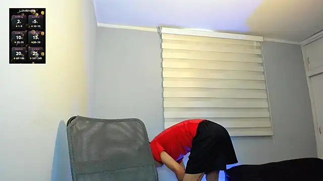 Snapshot of tom_Howard chatting on 10/17/25, 06:43 tom Howard online show from 10/17/25, 06:43