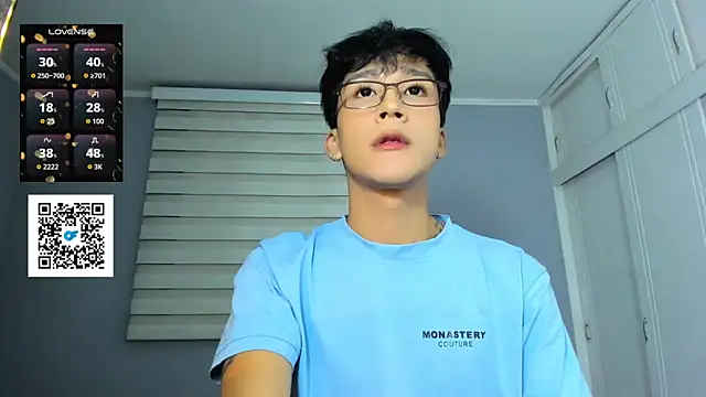 Snapshot of tom_Howard chatting on 09/22/25, 08:31 tom Howard online show from 09/22/25, 08:31