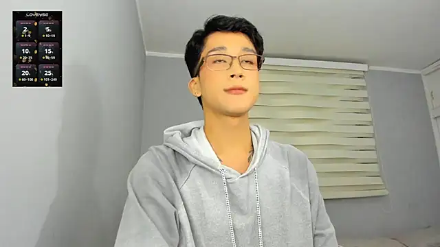 Snapshot of tom_Howard chatting on 10/13/25, 02:57 tom Howard online show from 10/13/25, 02:57