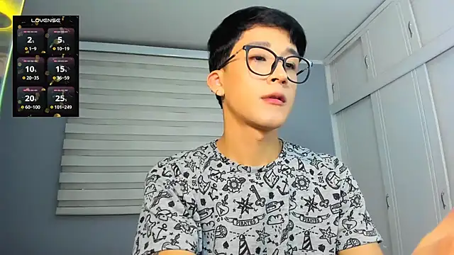 Snapshot of tom_Howard chatting on 09/10/25, 02:10 tom Howard online show from 09/10/25, 02:10