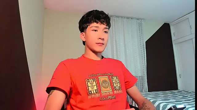 Snapshot of tom_Howard chatting on 06/19/26, 01:11 tom Howard online show from 06/19/26, 01:11