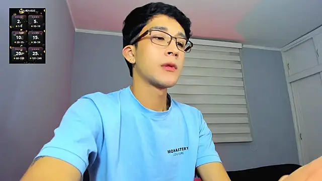 Snapshot of tom_Howard chatting on 10/21/25, 01:38 tom Howard online show from 10/21/25, 01:38