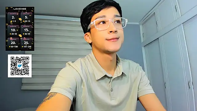 Snapshot of tom_Howard chatting on 09/28/25, 01:56 tom Howard online show from 09/28/25, 01:56