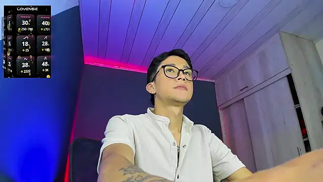 Snapshot of tom_Howard chatting on 01/10/25, 01:10 tom Howard online show from 01/10/25, 01:10