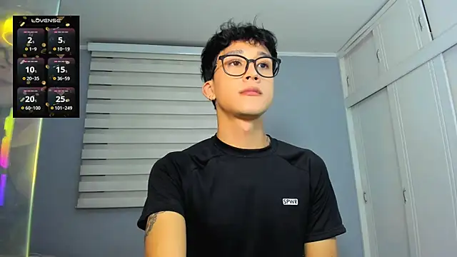 Snapshot of tom_Howard chatting on 09/14/25, 04:13 tom Howard online show from 09/14/25, 04:13