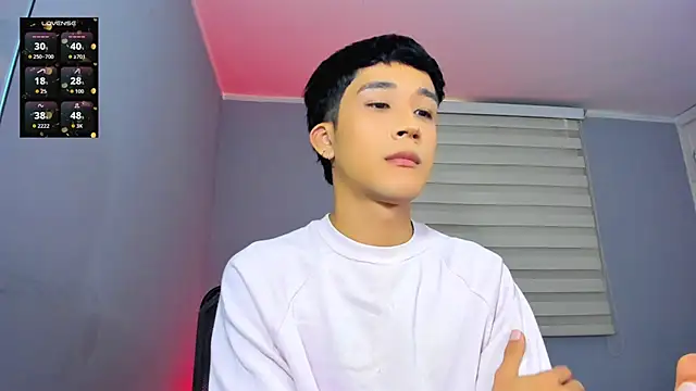 Snapshot of tom_Howard chatting on 11/06/25, 08:57 tom Howard online show from 11/06/25, 08:57