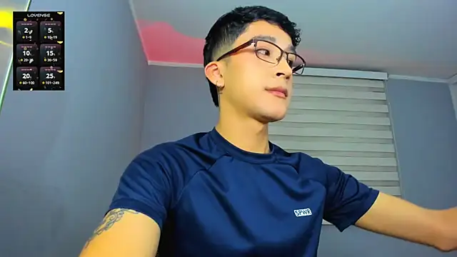 Snapshot of tom_Howard chatting on 11/28/25, 03:07 tom Howard online show from 11/28/25, 03:07