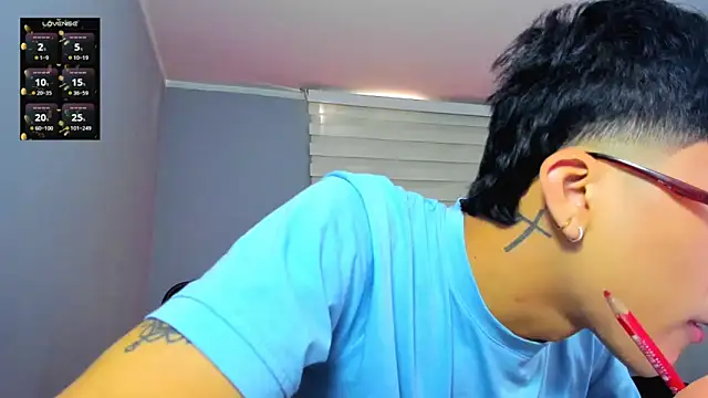 Snapshot of tom_Howard chatting on 10/22/25, 02:49 tom Howard online show from 10/22/25, 02:49