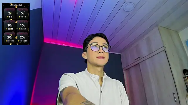 Snapshot of tom_Howard chatting on 01/09/25, 05:00 tom Howard online show from 01/09/25, 05:00