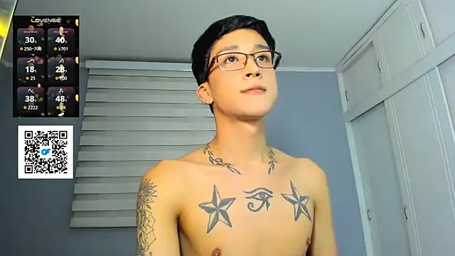 Snapshot of tom_Howard chatting on 09/21/25, 04:06 tom Howard online show from 09/21/25, 04:06