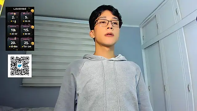 Snapshot of tom_Howard chatting on 09/19/25, 03:43 tom Howard online show from 09/19/25, 03:43