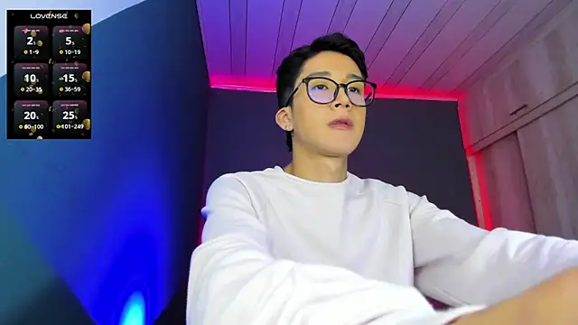 Snapshot of tom_Howard chatting on 01/12/25, 05:45 tom Howard online show from 01/12/25, 05:45