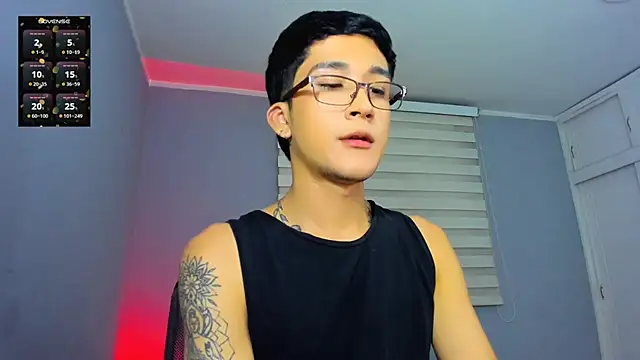 Snapshot of tom_Howard chatting on 11/10/25, 01:54 tom Howard online show from 11/10/25, 01:54