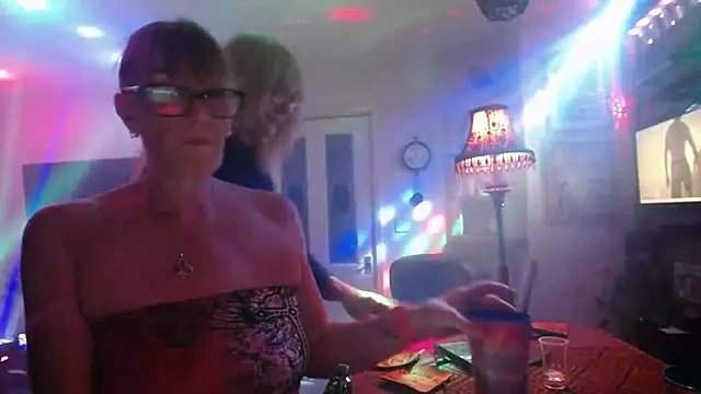 Snapshot of COUPLE4VOYEUR01 chatting on 09/27/25, 06:58 COUPLE4VOYEUR01 online show from 09/27/25, 06:58