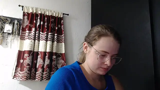 Snapshot of HellenMiyer1111 chatting on 09/25/25, 02:56 HellenMiyer1111 online show from 09/25/25, 02:56
