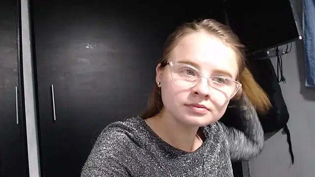 Snapshot of HellenMiyer1111 chatting on 02/15/25, 12:04 HellenMiyer1111 online show from 02/15/25, 12:04