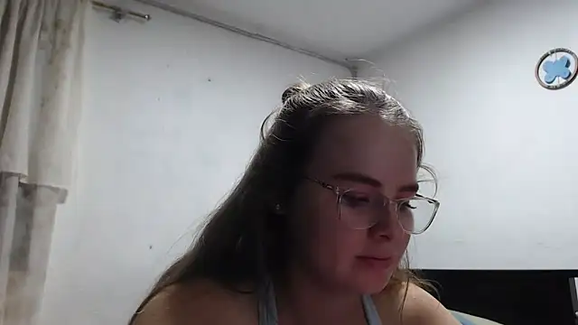 Snapshot of HellenMiyer1111 chatting on 09/19/25, 03:49 HellenMiyer1111 online show from 09/19/25, 03:49