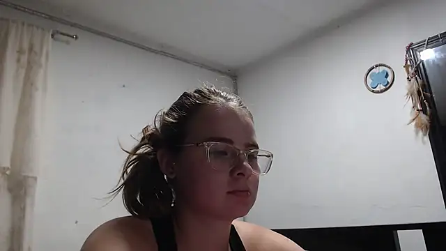 Snapshot of HellenMiyer1111 chatting on 09/27/25, 04:57 HellenMiyer1111 online show from 09/27/25, 04:57