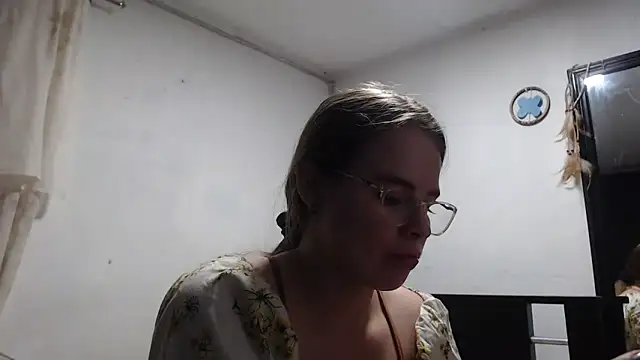 Snapshot of HellenMiyer1111 chatting on 10/18/25, 03:58 HellenMiyer1111 online show from 10/18/25, 03:58