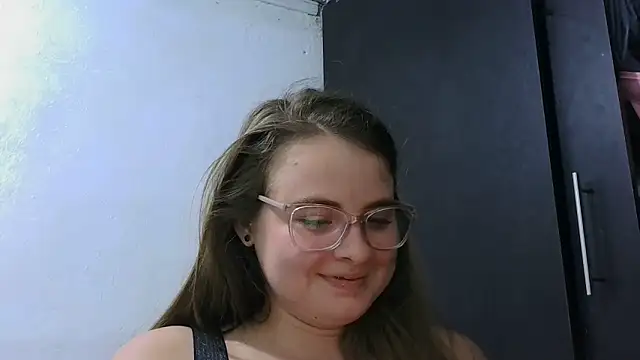 Snapshot of HellenMiyer1111 chatting on 06/14/26, 06:09 HellenMiyer1111 online show from 06/14/26, 06:09
