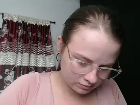 Snapshot of HellenMiyer1111 chatting on 03/15/25, 06:10 HellenMiyer1111 online show from 03/15/25, 06:10
