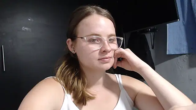 Snapshot of HellenMiyer1111 chatting on 02/17/25, 11:33 HellenMiyer1111 online show from 02/17/25, 11:33