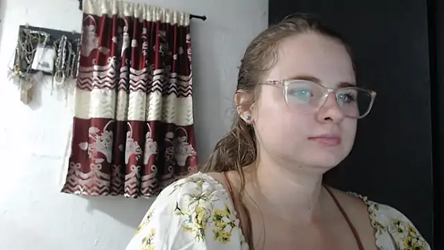 Snapshot of HellenMiyer1111 chatting on 10/17/25, 05:26 HellenMiyer1111 online show from 10/17/25, 05:26