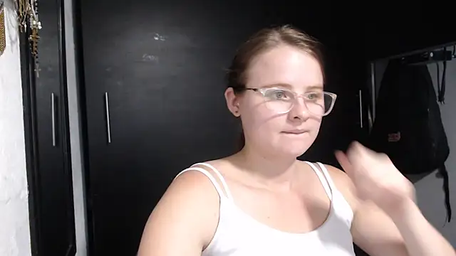 Snapshot of HellenMiyer1111 chatting on 02/16/25, 11:17 HellenMiyer1111 online show from 02/16/25, 11:17
