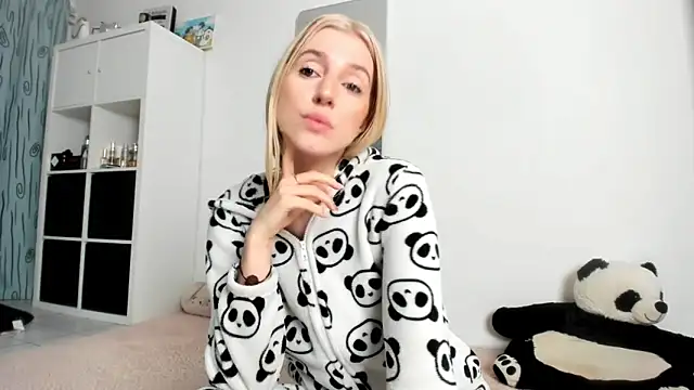 KenzieDawton online show from 10/26/25, 04:24