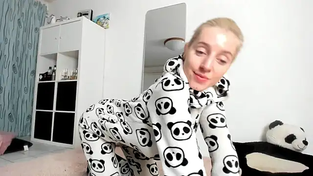 KenzieDawton online show from 10/13/25, 06:26