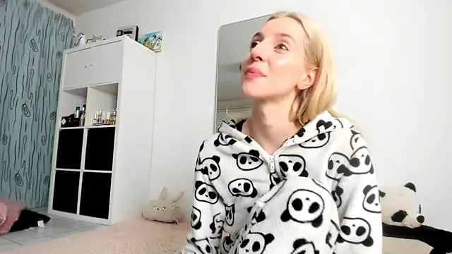 KenzieDawton online show from 10/08/25, 05:42