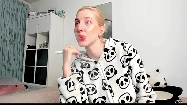 KenzieDawton online show from 03/09/25, 07:12