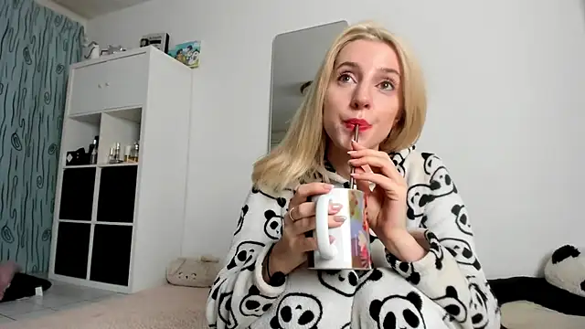 KenzieDawton online show from 10/05/25, 07:54