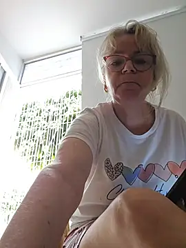 Snapshot of slutgold chatting on 10/18/25, 12:18 slutgold online show from 10/18/25, 12:18