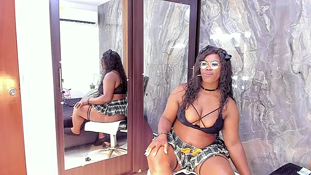 LauraSaenz01 online show from 10/03/25, 03:52