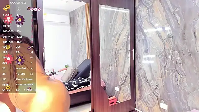 LauraSaenz01 online show from 02/10/26, 03:49