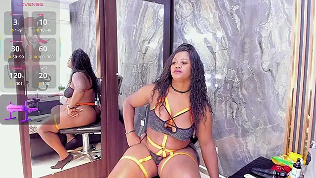 LauraSaenz01 online show from 10/05/25, 03:41