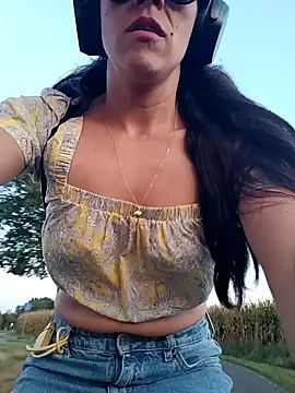 Snapshot of tinny_williams chatting on 09/19/25, 05:39 tinny williams online show from 09/19/25, 05:39