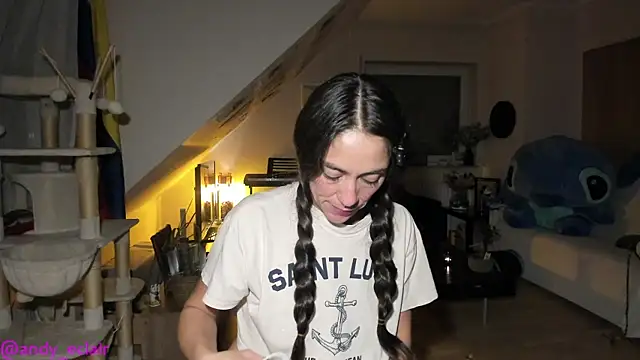 Snapshot of tinny_williams chatting on 10/15/25, 04:33 tinny williams online show from 10/15/25, 04:33