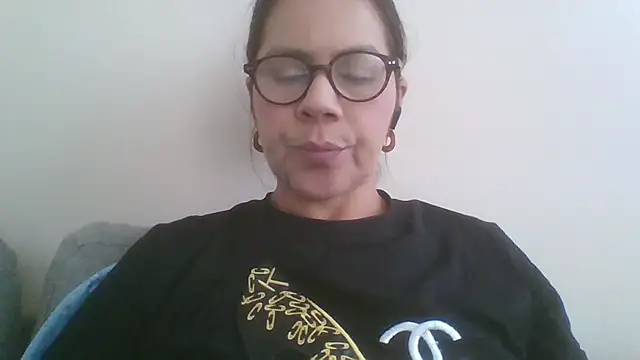 Snapshot of Sara_Brandon chatting on 10/26/25, 04:18 Sara Brandon online show from 10/26/25, 04:18