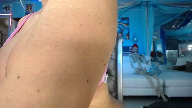 Snapshot of ADRIANNA_FOX chatting on 11/15/25, 06:56 ADRIANNA FOX online show from 11/15/25, 06:56