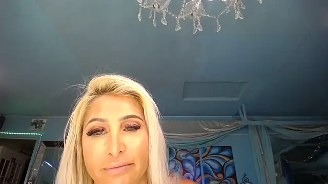 Snapshot of ADRIANNA_FOX chatting on 03/18/25, 07:44 ADRIANNA FOX online show from 03/18/25, 07:44